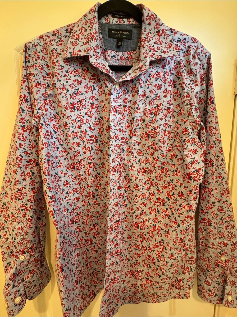 Banana Republic Men's Light Blue Floral Untucked Fit Shirt medium